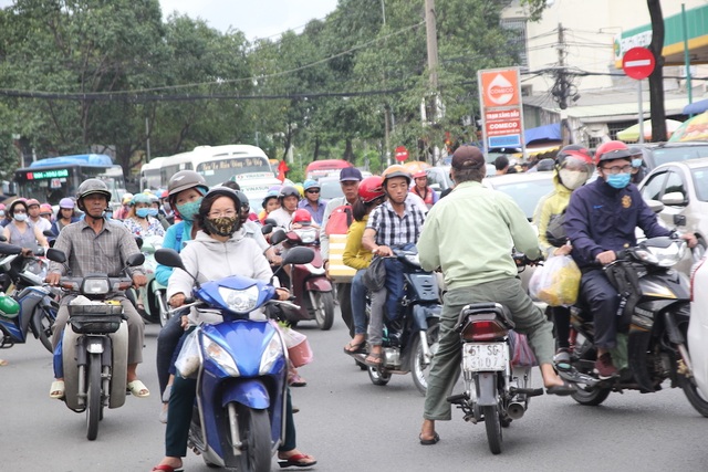 Đường trở lại TPHCM sau nghỉ lễ: Bến phà kẹt cứng, cao tốc thông thoáng - 4 Đường trở lại TPHCM sau nghỉ lễ: Bến phà kẹt cứng, cao tốc thông thoáng - 4