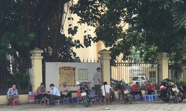 Ngồi vỉa hè kiếm tiền triệu mỗi ngày: Bán trà đá, nước mía lãi 2.000% - 2 Ngồi vỉa hè kiếm tiền triệu mỗi ngày: Bán trà đá, nước mía lãi 2.000% - 2