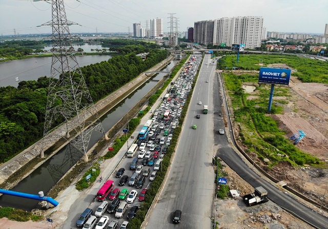 Cảnh đoàn xe ùn tắc hàng km ở cửa ngõ phía Nam Hà Nội - 9