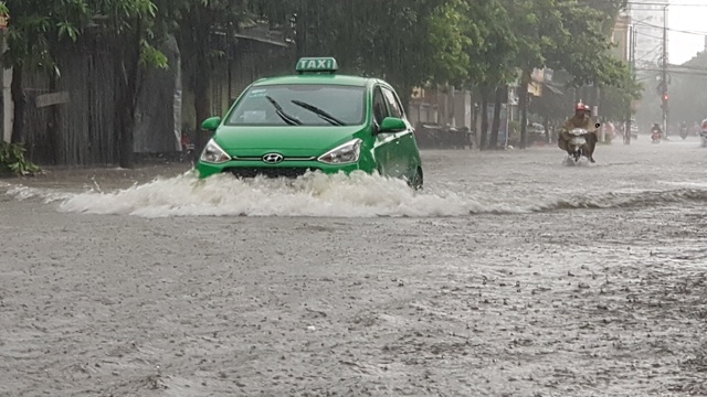 Thành phố Vinh thất thủ vì mưa lớn kéo dài nhiều ngày - 3 Thành phố Vinh thất thủ vì mưa lớn kéo dài nhiều ngày - 3