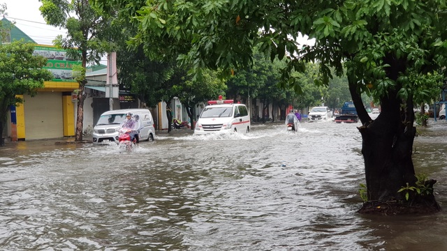 Thành phố Vinh thất thủ vì mưa lớn kéo dài nhiều ngày - 11 Thành phố Vinh thất thủ vì mưa lớn kéo dài nhiều ngày - 11