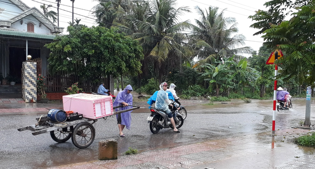 Di dời hàng chục hộ dân ra khỏi vùng ngập lụt nguy hiểm - 5 Di dời hàng chục hộ dân ra khỏi vùng ngập lụt nguy hiểm - 5