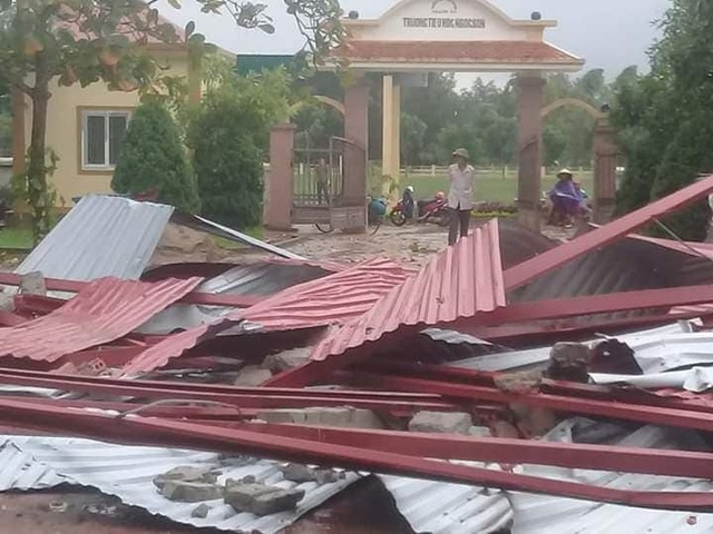 Hà Tĩnh: Trường học bị lốc xoáy quật tốc mái ngay trước ngày khai giảng - 1 Hà Tĩnh: Trường học bị lốc xoáy quật tốc mái ngay trước ngày khai giảng - 1