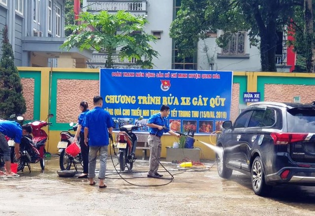 Nam thanh, nữ tú rửa xe gây quỹ mua quà Trung thu cho trẻ em nghèo - 3