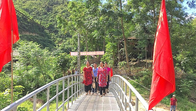 Khai giảng sớm ở ngôi trường khó khăn nơi vùng lòng hồ thủy điện Bản Vẽ - 12 Khai giảng sớm ở ngôi trường khó khăn nơi vùng lòng hồ thủy điện Bản Vẽ - 12