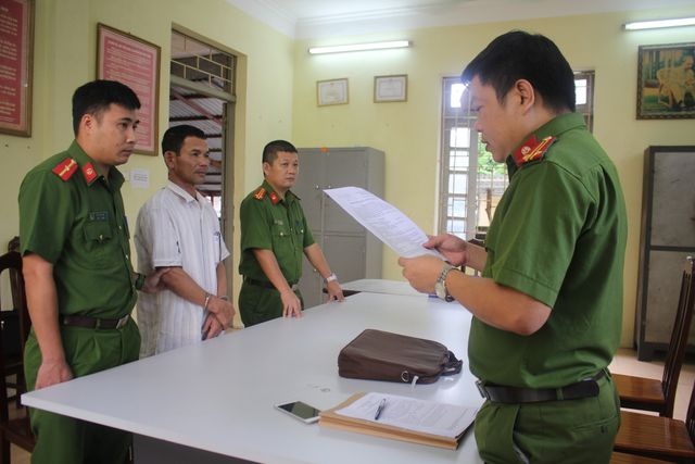 Khởi tố bị can vụ nữ phụ bếp bị tạt axit vào mặt - 2 Khởi tố bị can vụ nữ phụ bếp bị tạt axit vào mặt - 2
