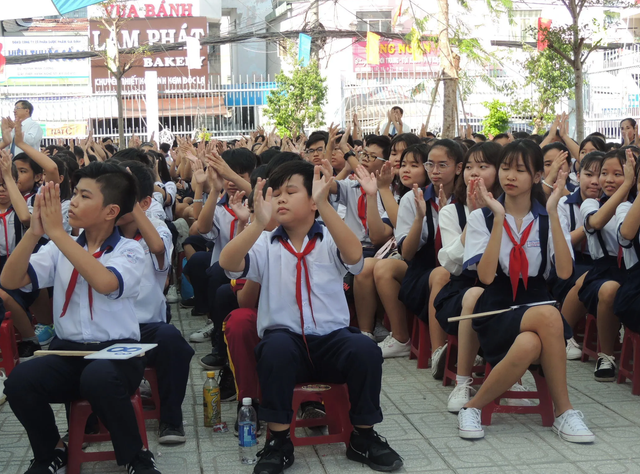 Khai giảng đón... đại biểu - 2 Khai giảng đón... đại biểu - 2