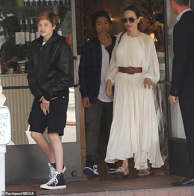 Angelina Jolie đưa ba đứa con đi ăn trưa - 4 Angelina Jolie đưa ba đứa con đi ăn trưa - 4