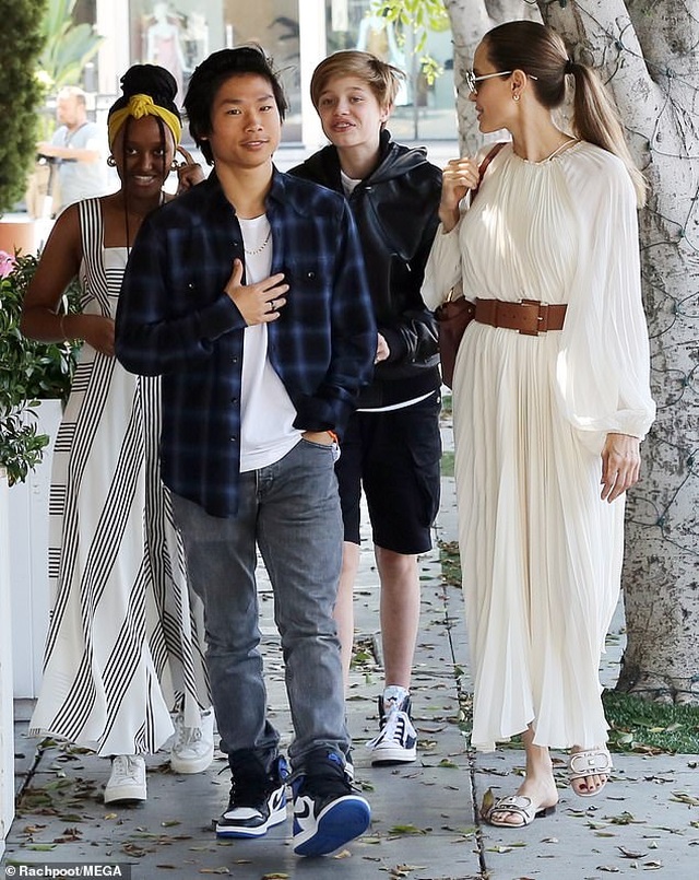 Angelina Jolie đưa ba đứa con đi ăn trưa - 2 Angelina Jolie đưa ba đứa con đi ăn trưa - 2
