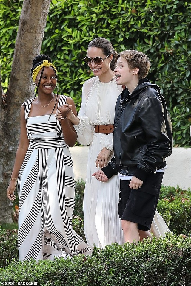 Angelina Jolie đưa ba đứa con đi ăn trưa - 7 Angelina Jolie đưa ba đứa con đi ăn trưa - 7
