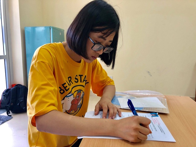Nước mắt hạnh phúc trong lễ khai giảng của nữ sinh viên nghèo trường ĐH Thương Mại - 3 Nước mắt hạnh phúc trong lễ khai giảng của nữ sinh viên nghèo trường ĐH Thương Mại - 3