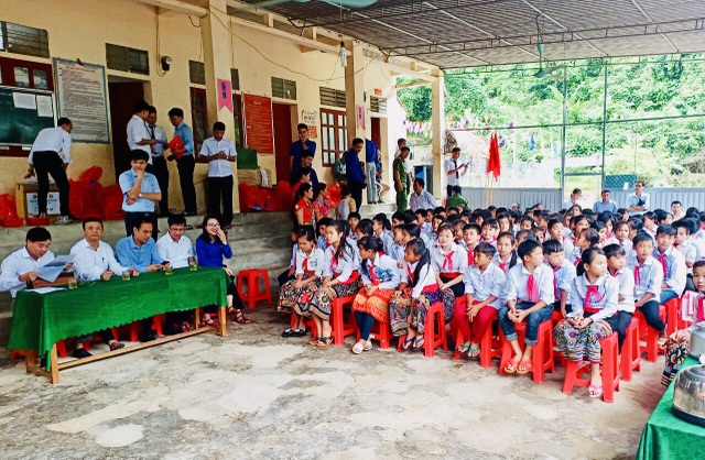 Khai giảng sớm ở ngôi trường khó khăn nơi vùng lòng hồ thủy điện Bản Vẽ - 2 Khai giảng sớm ở ngôi trường khó khăn nơi vùng lòng hồ thủy điện Bản Vẽ - 2