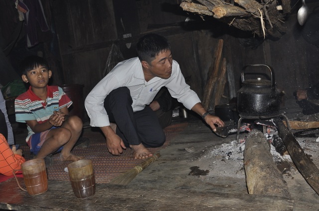 Đầu năm học mới, thầy cô vùng cao “cõng chữ” đến từng nhà học sinh - 3 Đầu năm học mới, thầy cô vùng cao “cõng chữ” đến từng nhà học sinh - 3