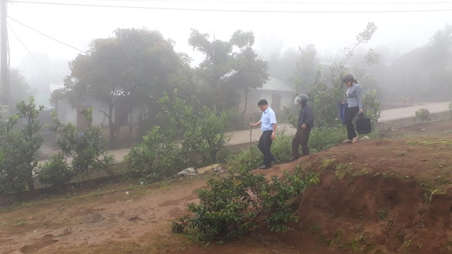 Đầu năm học mới, thầy cô vùng cao “cõng chữ” đến từng nhà học sinh - 2 Đầu năm học mới, thầy cô vùng cao “cõng chữ” đến từng nhà học sinh - 2