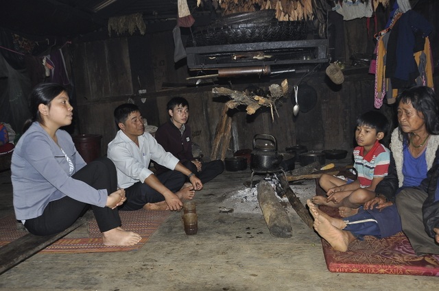 Đầu năm học mới, thầy cô vùng cao “cõng chữ” đến từng nhà học sinh - 1 Đầu năm học mới, thầy cô vùng cao “cõng chữ” đến từng nhà học sinh - 1