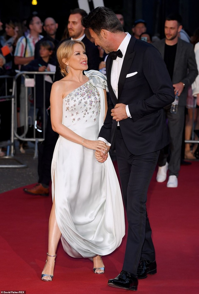 51 tuổi, Kylie Minogue vẫn đẹp lộng lẫy - 6 51 tuổi, Kylie Minogue vẫn đẹp lộng lẫy - 6
