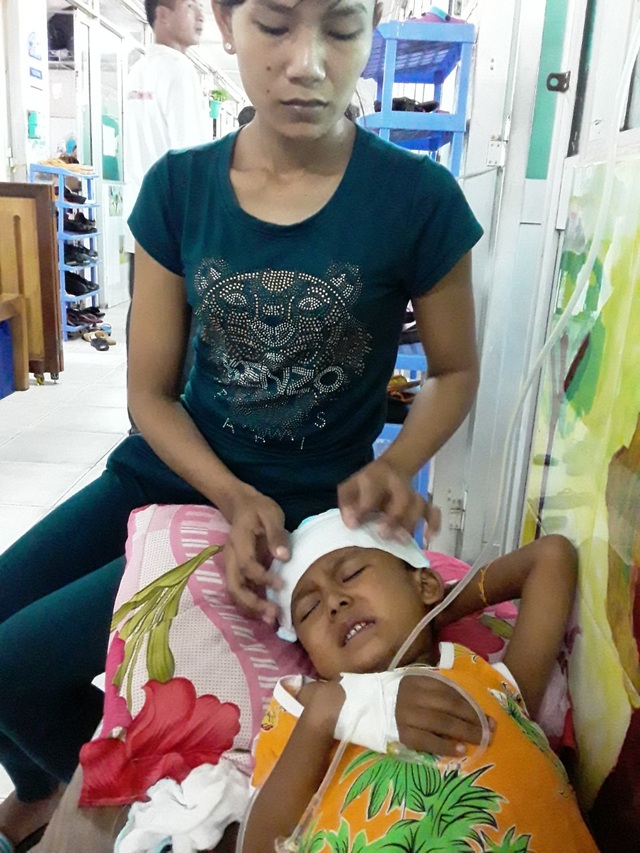 Ánh mắt cầu cứu của cậu bé Khmer 5 tuổi có khuôn mặt già hơn một đứa trẻ - 6 Ánh mắt cầu cứu của cậu bé Khmer 5 tuổi có khuôn mặt già hơn một đứa trẻ - 6