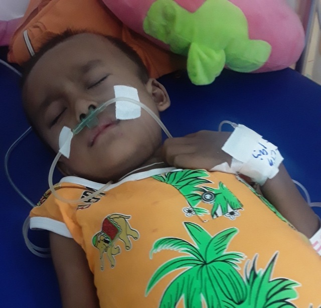 Ánh mắt cầu cứu của cậu bé Khmer 5 tuổi có khuôn mặt già hơn một đứa trẻ - 1 Ánh mắt cầu cứu của cậu bé Khmer 5 tuổi có khuôn mặt già hơn một đứa trẻ - 1
