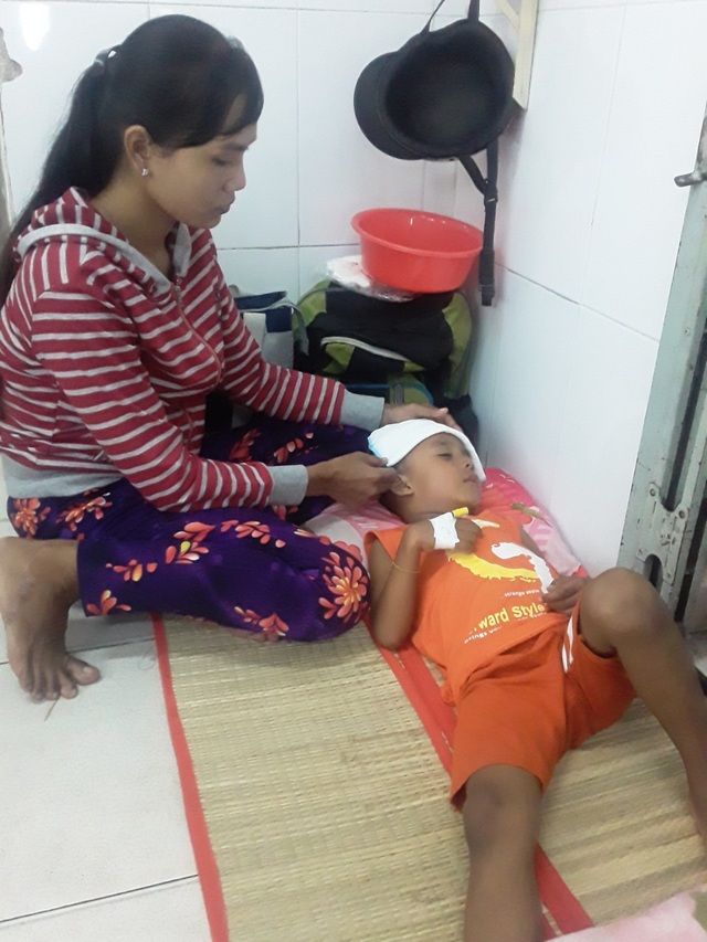 Ánh mắt cầu cứu của cậu bé Khmer 5 tuổi có khuôn mặt già hơn một đứa trẻ - 3 Ánh mắt cầu cứu của cậu bé Khmer 5 tuổi có khuôn mặt già hơn một đứa trẻ - 3