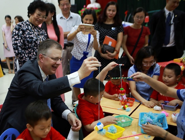 Đại sứ Mỹ múa lân, làm bánh Trung thu cùng trẻ khuyết tật ở Hà Nội - Ảnh minh hoạ 2