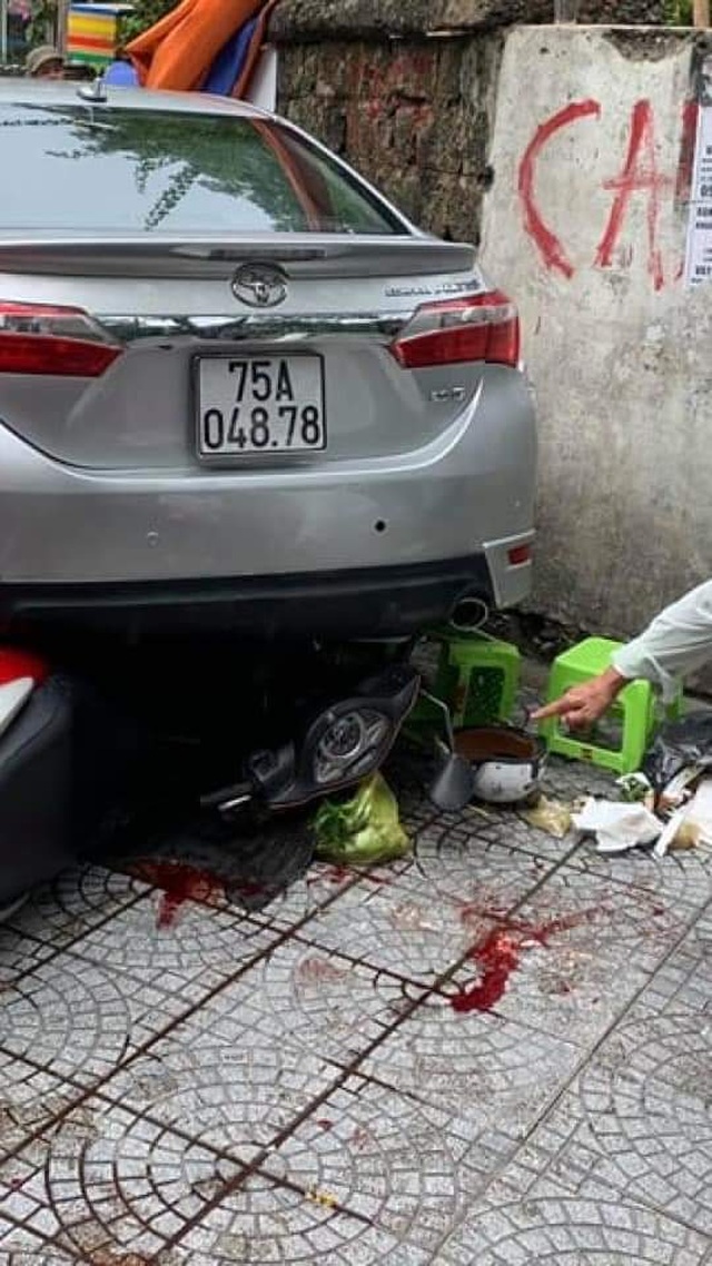 Nữ tài xế nhầm chân ga khi lùi xe, tông 3 người trọng thương - 4 Nữ tài xế nhầm chân ga khi lùi xe, tông 3 người trọng thương - 4