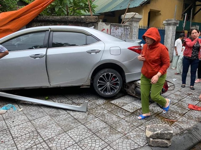 Nữ tài xế nhầm chân ga khi lùi xe, tông 3 người trọng thương - 3 Nữ tài xế nhầm chân ga khi lùi xe, tông 3 người trọng thương - 3