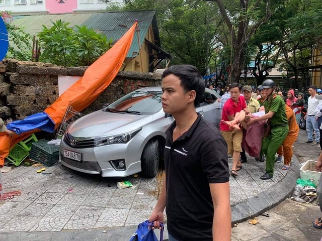 Nữ tài xế nhầm chân ga khi lùi xe, tông 3 người trọng thương - 2 Nữ tài xế nhầm chân ga khi lùi xe, tông 3 người trọng thương - 2