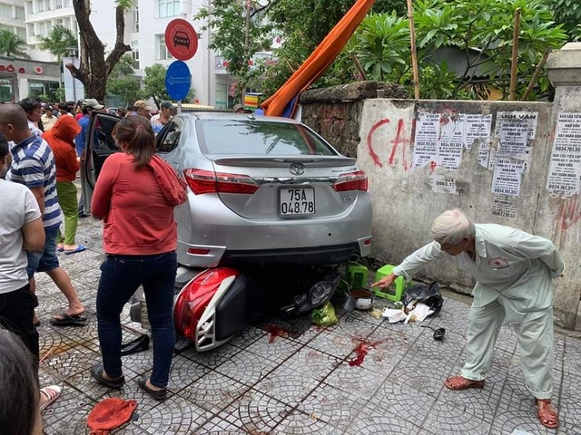 Nữ tài xế nhầm chân ga khi lùi xe, tông 3 người trọng thương - 1 Nữ tài xế nhầm chân ga khi lùi xe, tông 3 người trọng thương - 1