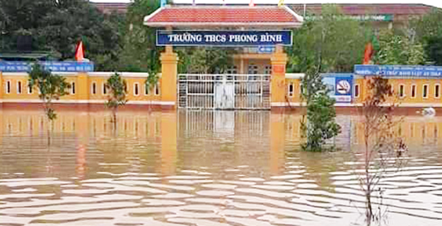 Thừa Thiên Huế: Hàng ngàn học sinh nghỉ học trước ngày khai giảng do ngập lụt - 2 Thừa Thiên Huế: Hàng ngàn học sinh nghỉ học trước ngày khai giảng do ngập lụt - 2
