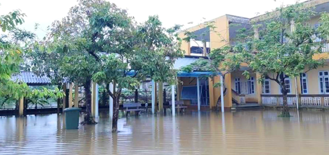 Thừa Thiên Huế: Hàng ngàn học sinh nghỉ học trước ngày khai giảng do ngập lụt - 1 Thừa Thiên Huế: Hàng ngàn học sinh nghỉ học trước ngày khai giảng do ngập lụt - 1