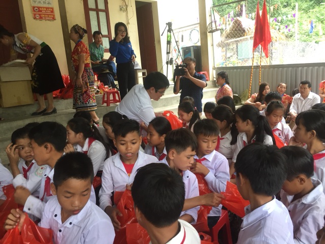 Khai giảng sớm ở ngôi trường khó khăn nơi vùng lòng hồ thủy điện Bản Vẽ - 4 Khai giảng sớm ở ngôi trường khó khăn nơi vùng lòng hồ thủy điện Bản Vẽ - 4