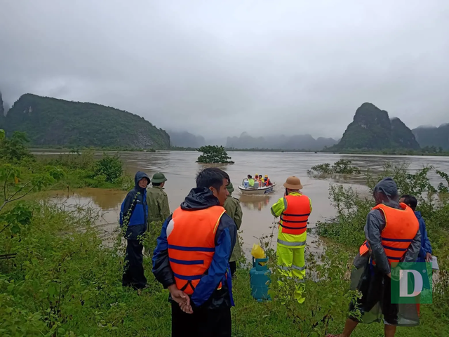Nước lũ lên nhanh gây ngập, chia cắt nhiều nơi tại Quảng Bình - 10 Nước lũ lên nhanh gây ngập, chia cắt nhiều nơi tại Quảng Bình - 10