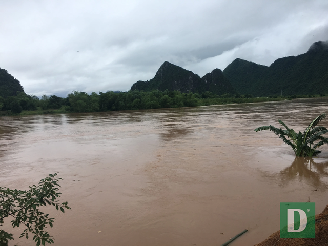 Nước lũ lên nhanh gây ngập, chia cắt nhiều nơi tại Quảng Bình - 2 Nước lũ lên nhanh gây ngập, chia cắt nhiều nơi tại Quảng Bình - 2