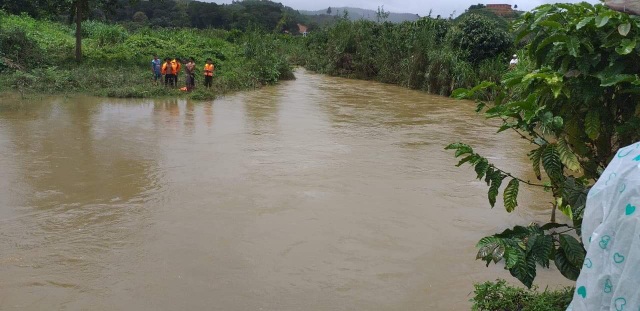 Đi hái măng, một học sinh bị lũ cuốn trôi mất tích - 1 Đi hái măng, một học sinh bị lũ cuốn trôi mất tích - 1