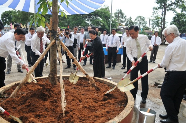 Chủ tịch Quốc hội Nguyễn Thị Kim Ngân dự khai giảng tại ngôi trường đạt chuẩn quốc gia đầu tiên ở miền Tây - 7 Chủ tịch Quốc hội Nguyễn Thị Kim Ngân dự khai giảng tại ngôi trường đạt chuẩn quốc gia đầu tiên ở miền Tây - 7