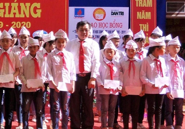 Tặng 50 triệu đồng tiền học bổng tới các em học sinh nghèo vượt khó vùng sơn cước - 1 Tặng 50 triệu đồng tiền học bổng tới các em học sinh nghèo vượt khó vùng sơn cước - 1