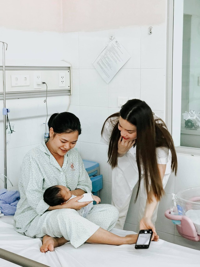 Hồ Ngọc Hà đi từ thiện vẫn bị chỉ trích vì lý do khó ngờ - 2 Hồ Ngọc Hà đi từ thiện vẫn bị chỉ trích vì lý do khó ngờ - 2