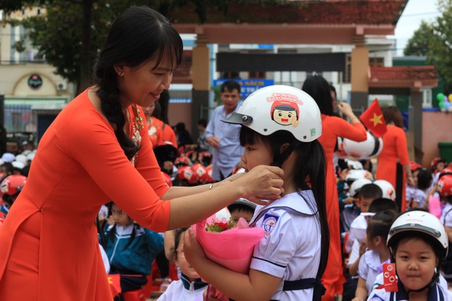 Đắk Lắk: Tặng 42.000 mũ bảo hiểm cho học sinh lớp 1 ngay trong ngày khai giảng - 1 Đắk Lắk: Tặng 42.000 mũ bảo hiểm cho học sinh lớp 1 ngay trong ngày khai giảng - 1