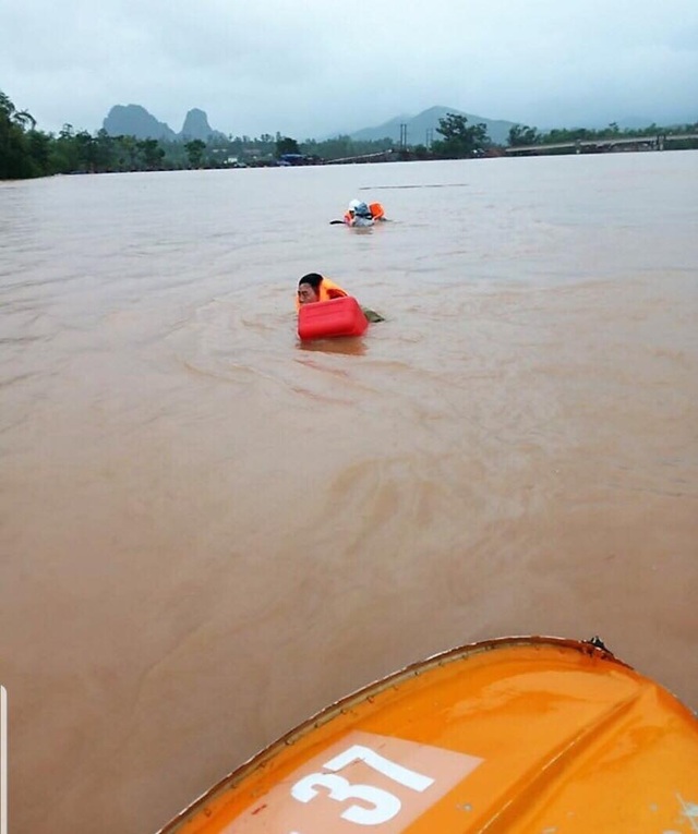 Đi thị sát vùng lũ, Phó Chủ tịch huyện cùng nhiều cán bộ bị lật thuyền trôi gần 1km - 2 Đi thị sát vùng lũ, Phó Chủ tịch huyện cùng nhiều cán bộ bị lật thuyền trôi gần 1km - 2