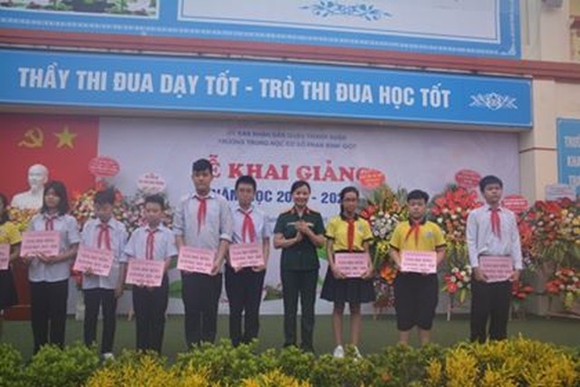 Hà Nội: 20 học sinh nghèo vượt khó vui mừng nhận học bổng trong ngày khai trường - 6 Hà Nội: 20 học sinh nghèo vượt khó vui mừng nhận học bổng trong ngày khai trường - 6