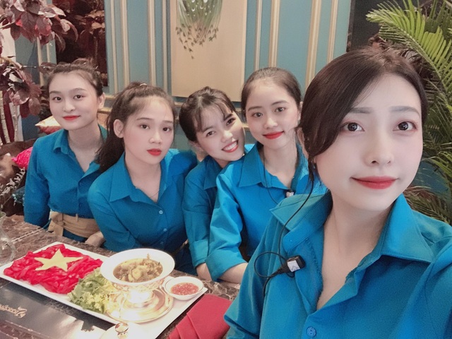 Độc đáo tô mì Quảng hình cờ đỏ sao vàng cổ vũ đội tuyển Việt Nam - 3 Độc đáo tô mì Quảng hình cờ đỏ sao vàng cổ vũ đội tuyển Việt Nam - 3