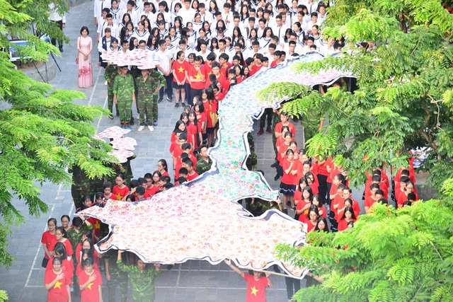 Bản đồ Việt Nam in dấu vân tay của 2.000 học sinh gây ấn tượng trong lễ khai giảng - 2 Bản đồ Việt Nam in dấu vân tay của 2.000 học sinh gây ấn tượng trong lễ khai giảng - 2