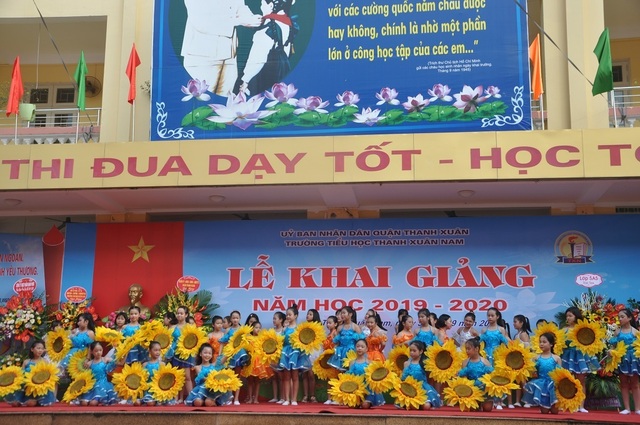 Hà Nội: 20 học sinh nghèo vượt khó vui mừng nhận học bổng trong ngày khai trường - 2 Hà Nội: 20 học sinh nghèo vượt khó vui mừng nhận học bổng trong ngày khai trường - 2