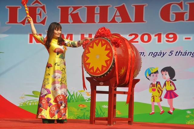 Hà Nội: 20 học sinh nghèo vượt khó vui mừng nhận học bổng trong ngày khai trường - 4 Hà Nội: 20 học sinh nghèo vượt khó vui mừng nhận học bổng trong ngày khai trường - 4