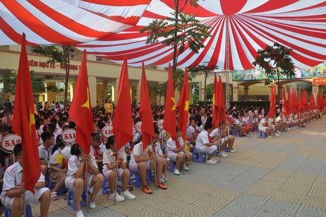 Hà Nội: 20 học sinh nghèo vượt khó vui mừng nhận học bổng trong ngày khai trường - 1 Hà Nội: 20 học sinh nghèo vượt khó vui mừng nhận học bổng trong ngày khai trường - 1