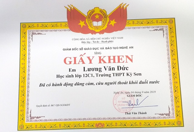 Tặng Giấy khen cho 2 nam sinh dũng cảm cứu người giữa dòng nước lũ - 2 Tặng Giấy khen cho 2 nam sinh dũng cảm cứu người giữa dòng nước lũ - 2