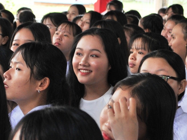 Nét đẹp trong veo của nữ sinh ngôi trường đón chào Chủ tịch quốc hội ngày khai giảng - 6