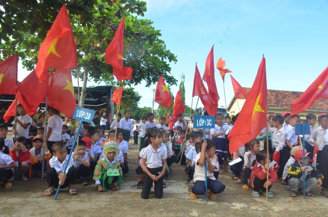 Học sinh quần áo lấm lem, “chân quỳ chân chống” dự lễ khai giảng - 6