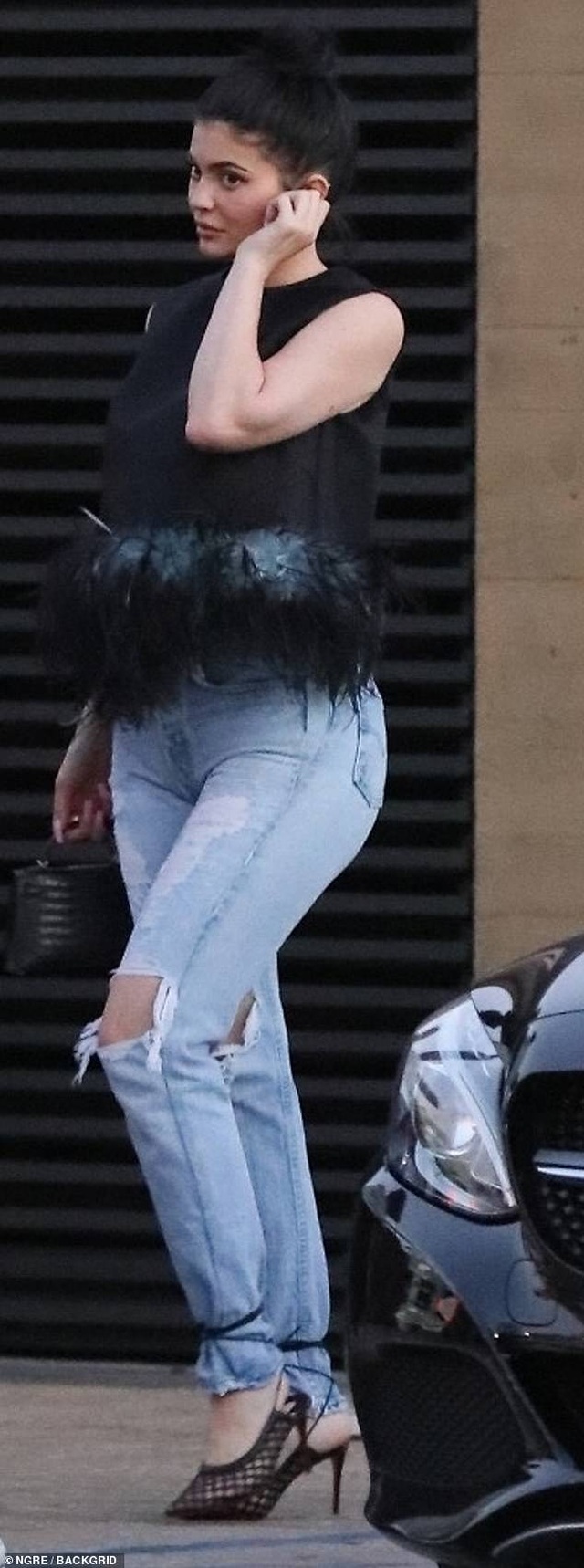 Kylie Jenner, Emily Ratajkowski đang lăng xê xu hướng thời trang gì? - 2 Kylie Jenner, Emily Ratajkowski đang lăng xê xu hướng thời trang gì? - 2