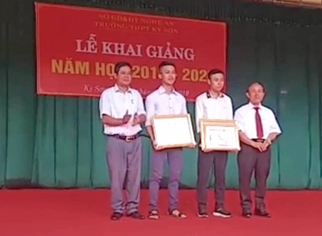 Tặng Giấy khen cho 2 nam sinh dũng cảm cứu người giữa dòng nước lũ - 1 Tặng Giấy khen cho 2 nam sinh dũng cảm cứu người giữa dòng nước lũ - 1